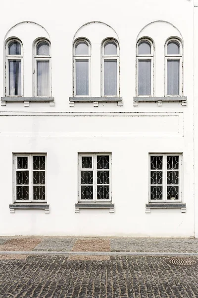 흰색 외관 고급 스러운 오래 된 아파트 집 — 스톡 사진