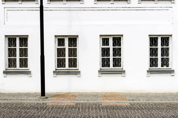 Роскошный старый дом с белым фасадом — стоковое фото