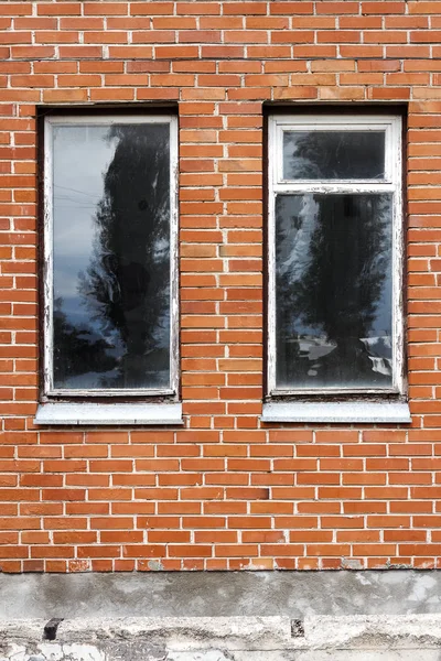 Parede de tijolo vermelho com algumas janelas — Fotografia de Stock