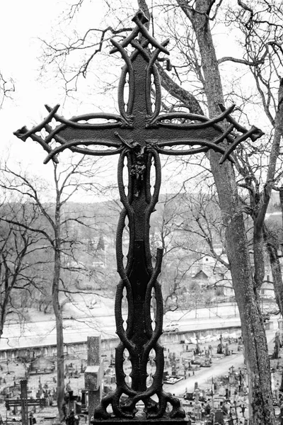 Velký kříž v katolické hřbitově Rasų ve Vilniusu, Litva — Stock fotografie