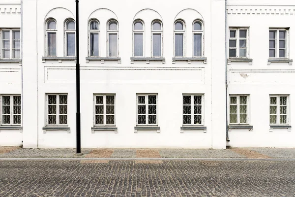 Casa velha luxuosa do apartament com uma fachada branca — Fotografia de Stock
