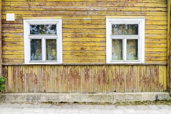 Старые окна на стене — стоковое фото