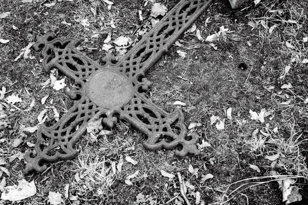 古董铁十字架在公墓地面 — 图库照片
