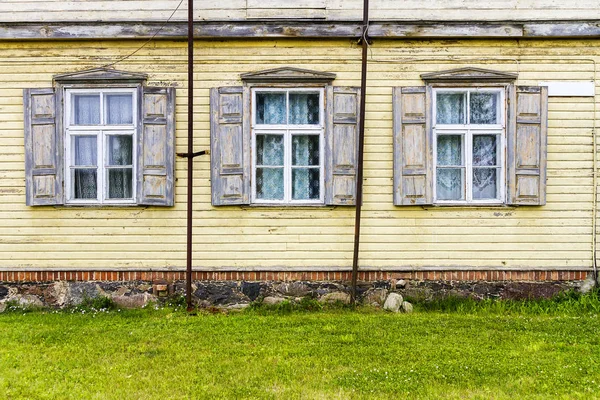 Gamla gula väggen med några fönster — Stockfoto