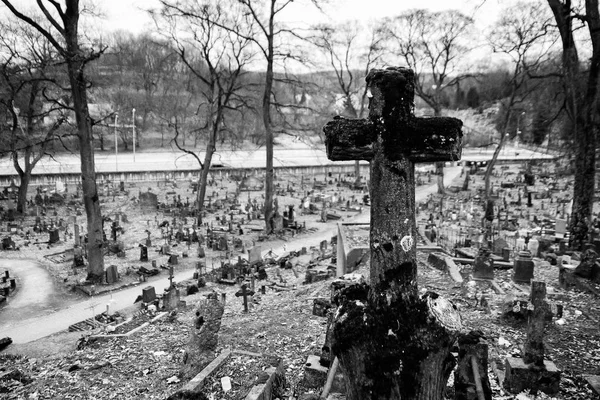 Stort kors i den katolska kyrkogården av Rasos i Vilnius, Lithuania — Stockfoto