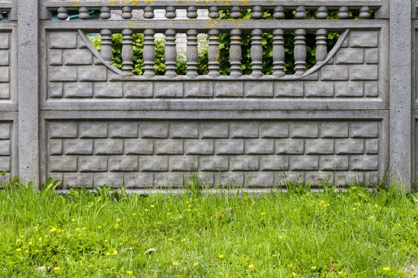 Betonnen hek met decoratieve motieven — Stockfoto