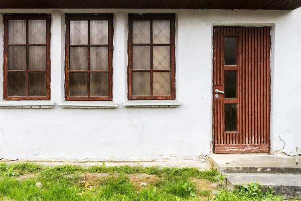 Tre fönster och en dörr — Stockfoto