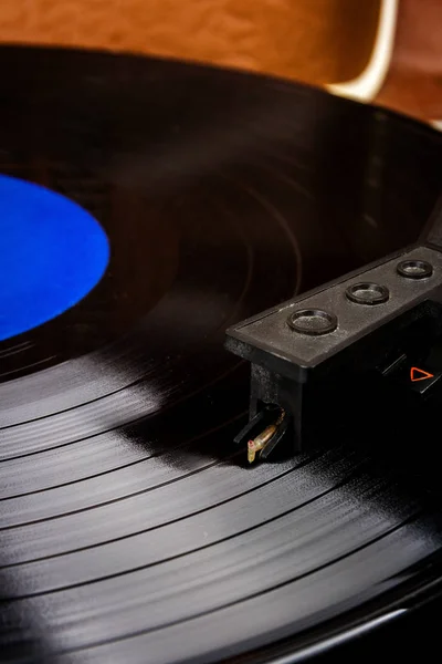 Estilete giratória em um registro de vinil — Fotografia de Stock