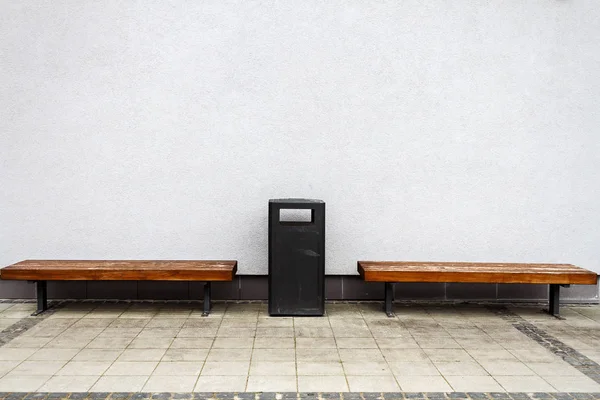 Две скамейки у стены — стоковое фото
