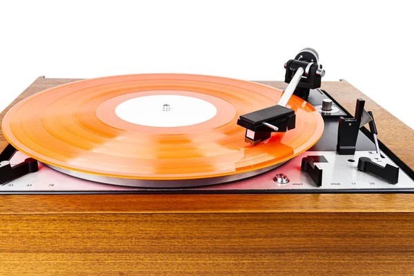 Giradiscos vintage con un vinilo rojo aislado en blanco — Foto de Stock