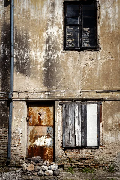 Internado janela e porta enferrujada — Fotografia de Stock
