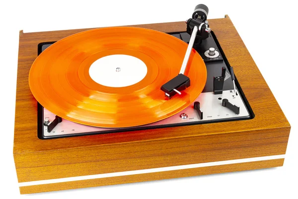 Giradiscos vintage con un vinilo rojo aislado en blanco — Foto de Stock