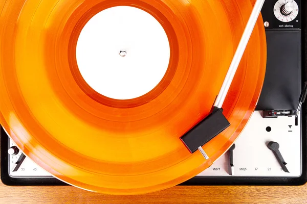 Giradiscos vintage con un vinilo rojo aislado en blanco —  Fotos de Stock