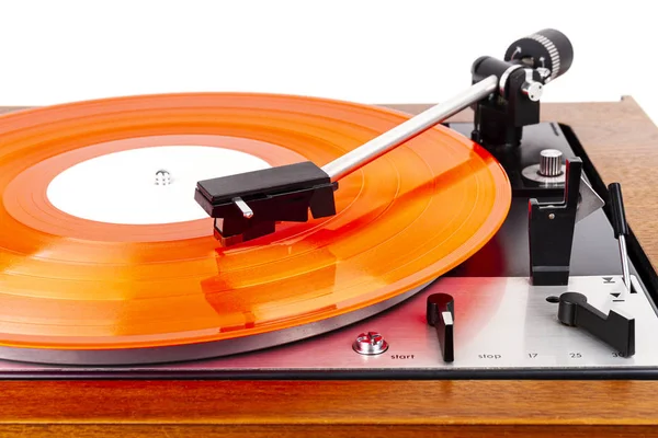 Giradiscos vintage con un vinilo rojo aislado en blanco — Foto de Stock