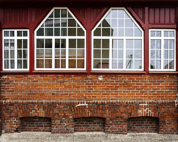Старі вуличні стіни з деякими вікнами — стокове фото