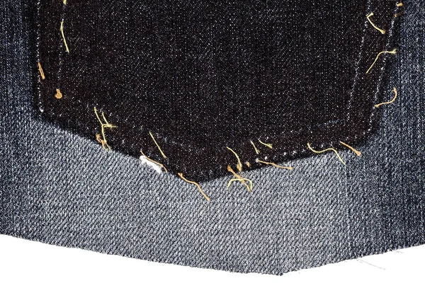 Stück schwarze Jeans Stoff mit aufgerissenen Gesäßtasche — Stockfoto