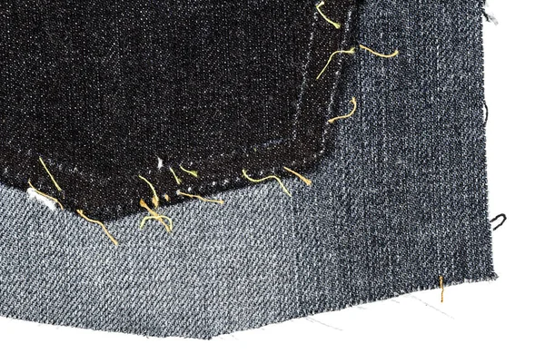 Kousek černé džínové tkaniny s roztrhanou zadní kapsou — Stock fotografie