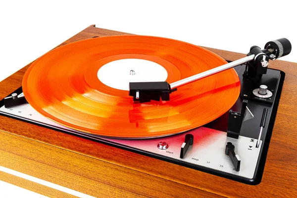 Giradiscos vintage con un vinilo rojo aislado en blanco — Foto de Stock