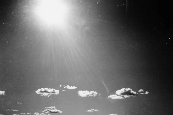 Grunge Obraz Oblohy Mraky Zrnité Zaprášené Černobílé Film Textury Analogová — Stock fotografie