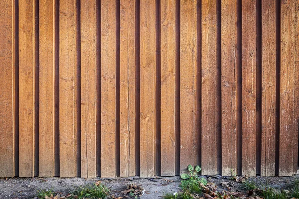 棕色木板的栅栏 木制栅栏 下面有地面 — 图库照片