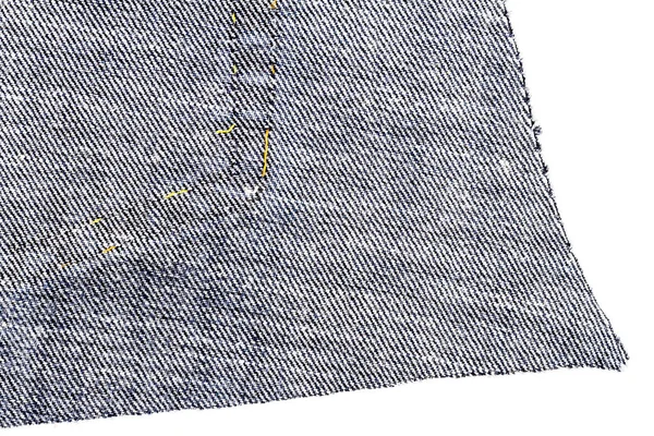 白色衬底上孤立的一块黑色牛仔裤织物 粗糙而不均匀的边缘 织物的背面 — 图库照片