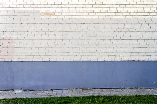 Parede Tijolo Amarelo Fundo Com Grama Verde — Fotografia de Stock