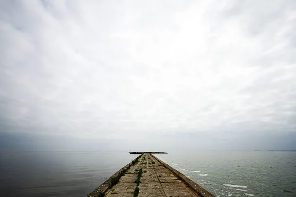 リトアニアのヴェンテ岬 海に浮かぶ桟橋の眺め — ストック写真