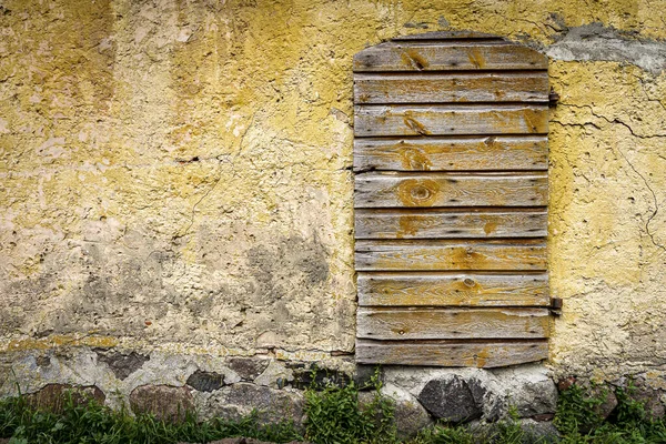 Parede Amarela Rachada Velha Com Portas Boarded — Fotografia de Stock