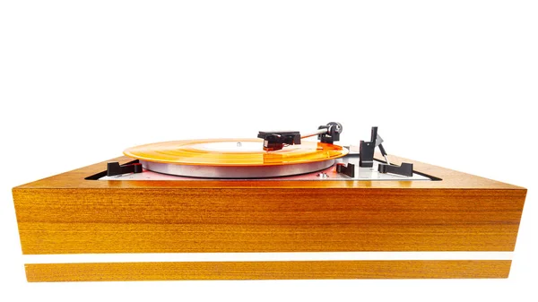 Giradiscos Vintage Con Vinilo Rojo Aislado Blanco Plinto Madera Equipo — Foto de Stock