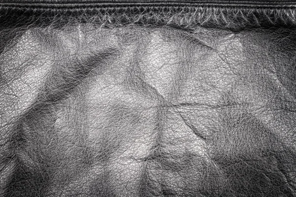 くしゃくしゃな黒い革の質感の背景 縫い目を持つ革の抽象的な質感 — ストック写真