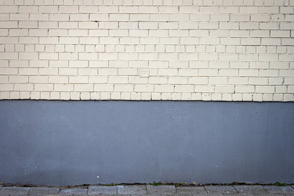 Gelbe Ziegelmauer Und Pflaster — Stockfoto