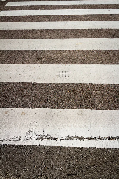 アスファルトの道路上を横断歩行者ゼブラ 道路安全コンセプト — ストック写真