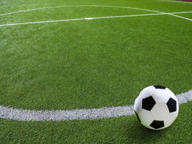 Futbol sahasının çimlerinde futbol topu
