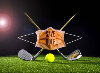 Golf sopası ve koruyucu maskeli golf topu. Virüslere, enfeksiyonlara, salgınlara karşı korunmak için maskeli golf ekipmanları - Golfü kaydet
