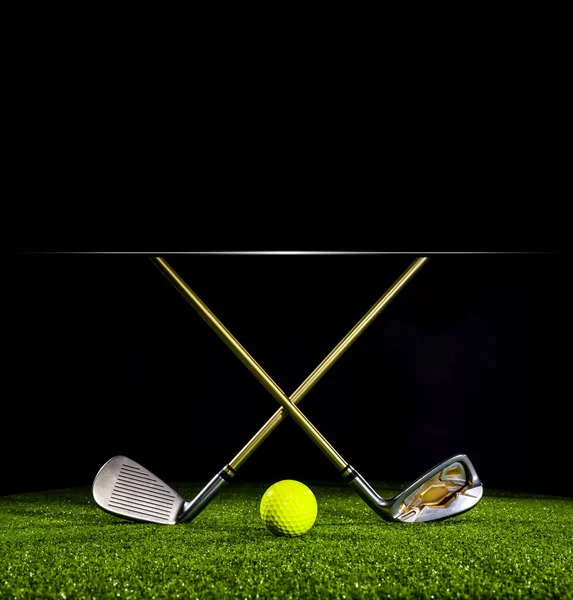Pallina Golf Con Mazza Golf Sul Verde Con Sfondo Nero — Foto Stock