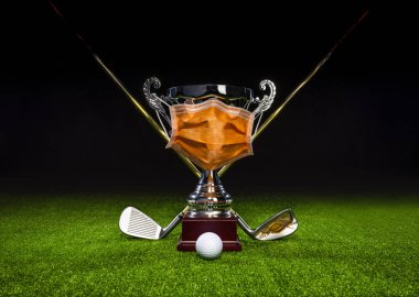 Golf sopası, golf topu ve koruyucu maskeli golf kupası, yatay kompozisyon. Golf Kaydet