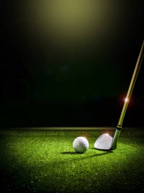 Golf sopasını aydınlatan bir ışık huzmesi ve çimlerin üzerinde bir golf topu.