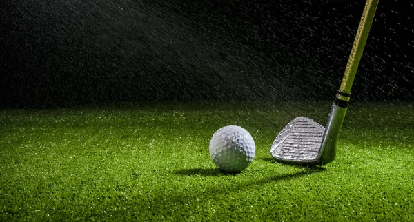 Horizontal Close Tiro Uma Bola Golfe Taco Golfe Molhado Chuva — Fotografia de Stock