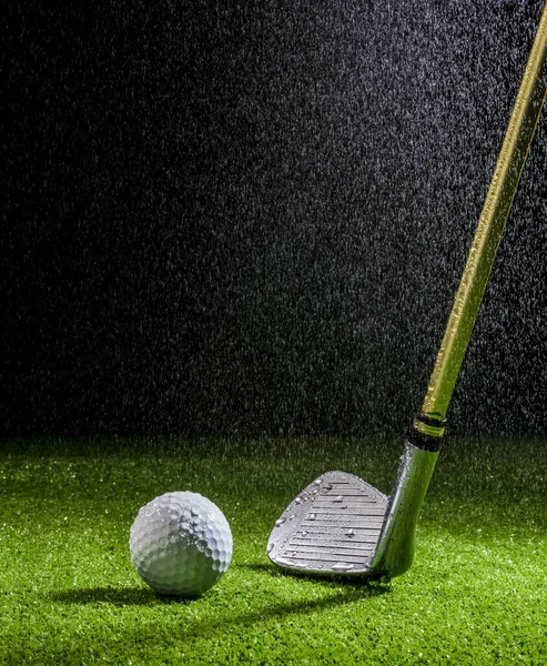 Clube Golfe Bola Golfe Relvado Chuva Fechar Tiro — Fotografia de Stock