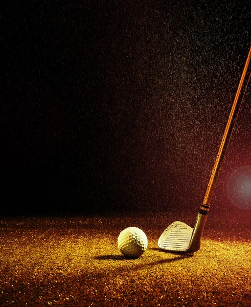 Raggio Luce Arancione Sotto Pioggia Che Illumina Una Mazza Golf — Foto Stock