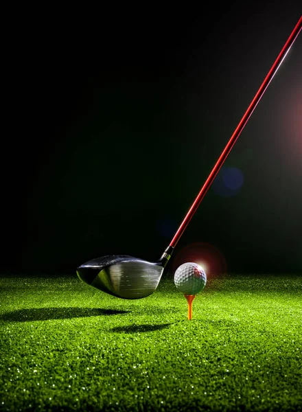Golf Topu Golf Sürücüsünün Dikey Yakın Çekimi — Stok fotoğraf