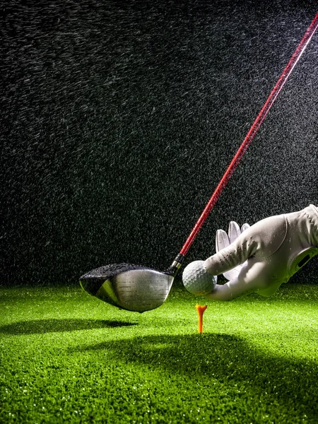 Mão Colocando Uma Bola Golfe Tee Campo Golfe Chuva — Fotografia de Stock