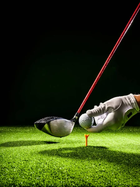 Pallina Golf Posizionata Sul Tee Campo Golf Con Golfista Sul — Foto Stock