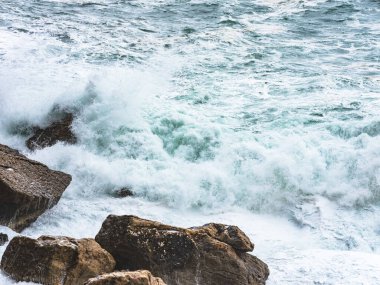 Baunei, Sardinya, İtalya kıyılarında dalgalı deniz