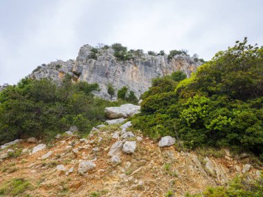 Baunei 'nin kireçtaşı kayalıkları ve kaleleri, İtalya' nın Sardunya kıyıları,