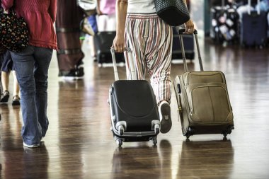 Yolcu köprüsünden geçerken bavul taşıyan yolcuları kapatın.