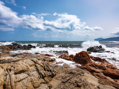 Sığ sular, pürüzsüz kayalar ve Bari Sardo, Ogliastra, Sardunya, İtalya 'da zümrüt deniz. 