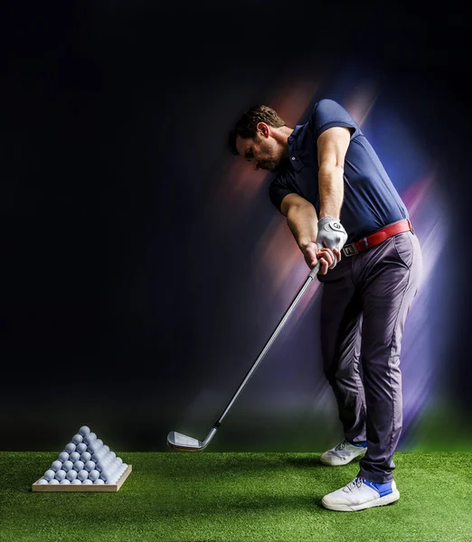 Jogador Golfe Praticando Uma Faixa Condução Com Pirâmide Bolas Golfe — Fotografia de Stock