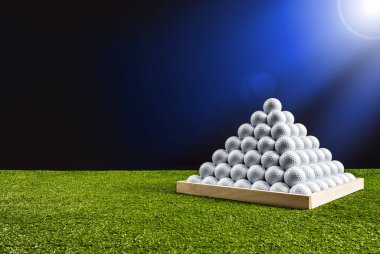 Golf topu piramidi mavi ışık parlaması, yatay görüntü ile bir sürüş aralığında