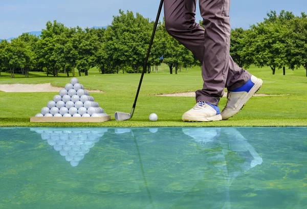 Jugador Golf Practicando Campo Prácticas Con Pirámide Pelotas Golf —  Fotos de Stock